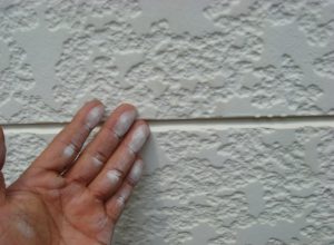 外壁塗装する前のチョーキング